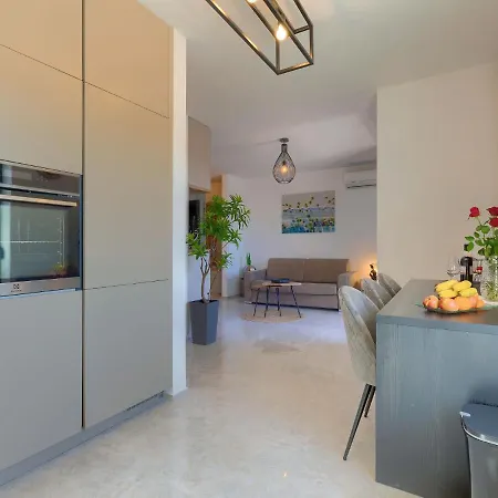 Wing 77 By Interhome