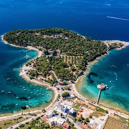 Wing 77 By Interhome Pula