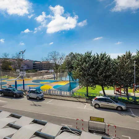 Wing 77 By Interhome * פולה