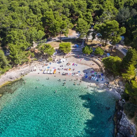 Wing 77 By Interhome Пула